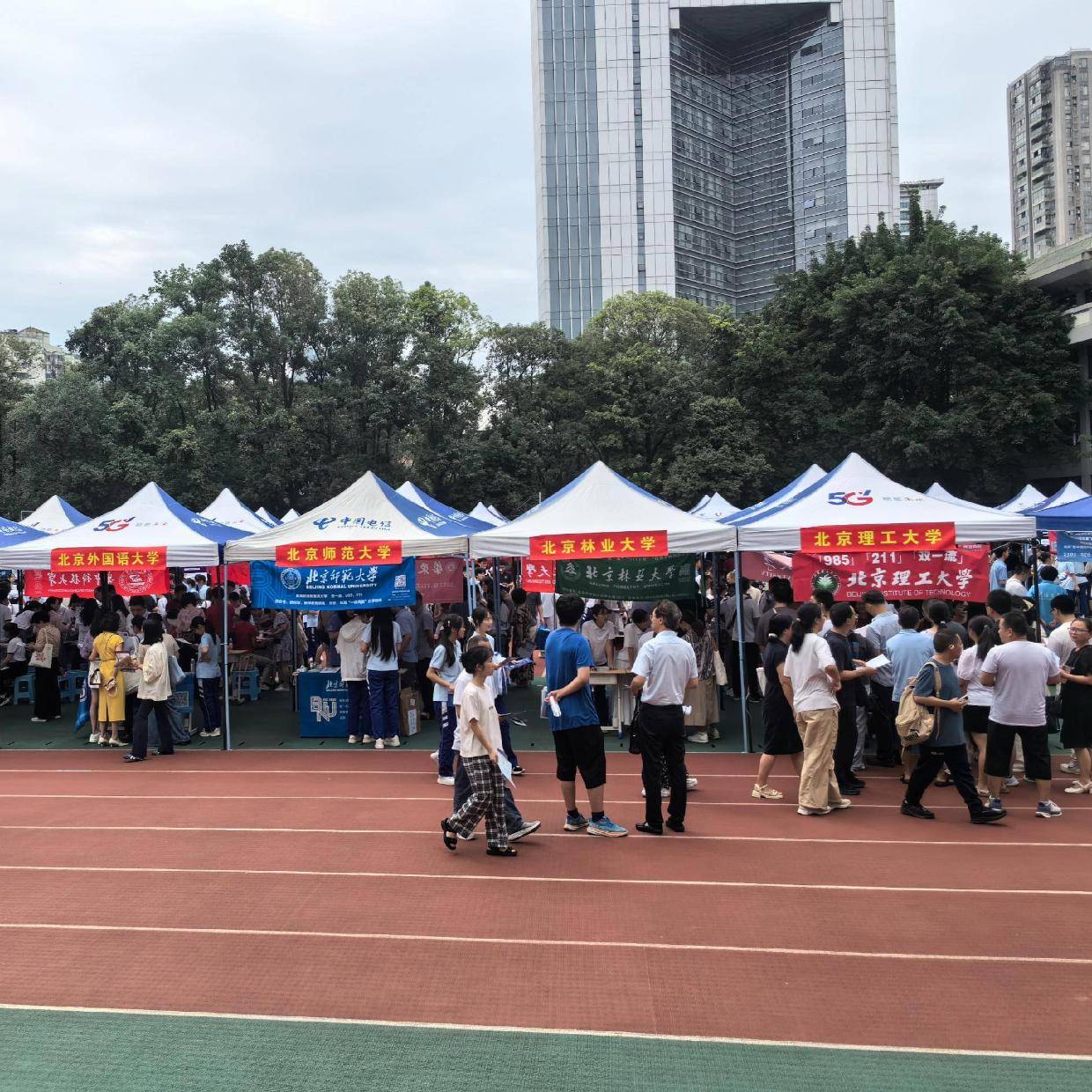 高校抢人“百团大战”
