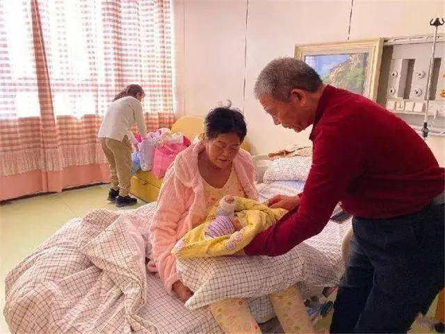 “妈，别生二胎了行吗？”女儿跪地祈求，50岁妈妈的话让人心寒