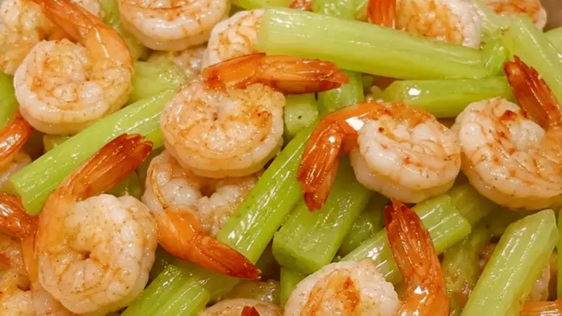 西芹炒虾仁：脆嫩鲜甜，一口吃出清爽与满足