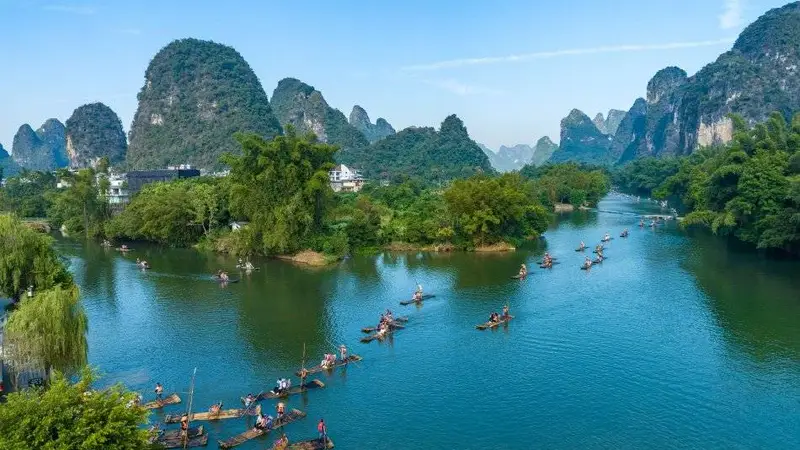 阳朔遇龙河竹筏游火爆 暑期游客乐享清凉之旅