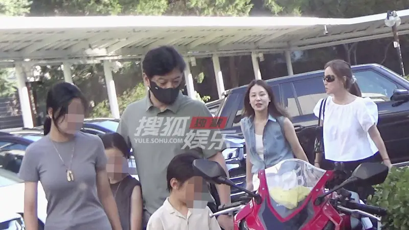 田雨一家与朋友温馨聚餐 女儿乖巧懂事显温馨