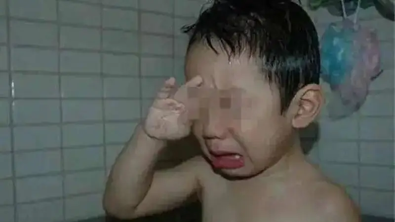 2岁男童怕洗澡找不到原因？医生也束手无策，奶奶说的这件事让真相大白