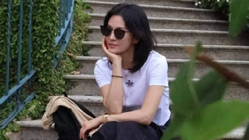 宋慧乔这套“白T恤+花苞裙”极简穿搭，既时髦减龄又成时尚范本，44岁状态太绝