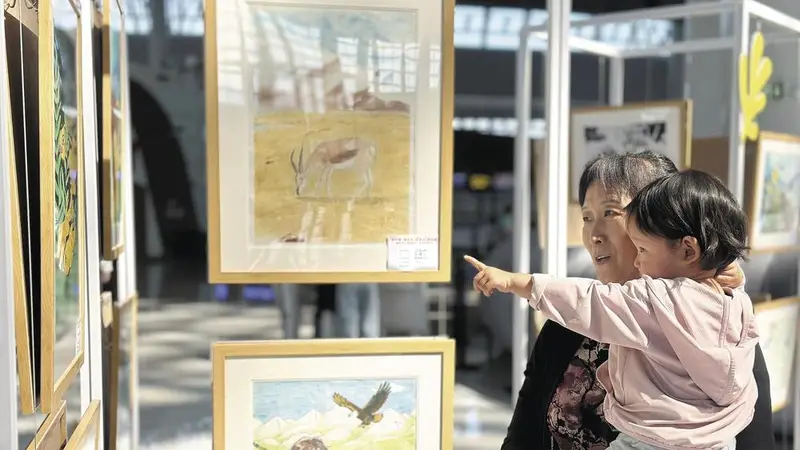 西宁青少年美术展亮相曹家堡机场 描绘三江源生态之美