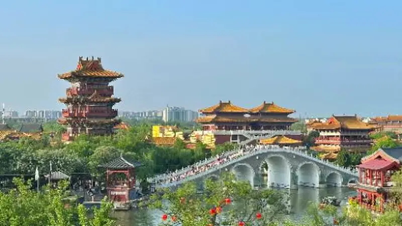 暑期开封学生穷游7个必打卡地，300元玩转古都毕业旅行 偏结果导向：强调盛典意义或亮点看点 改为：暑期开封学生300元搞定古都毕业行，7个必打卡点解锁错峰畅玩新体验