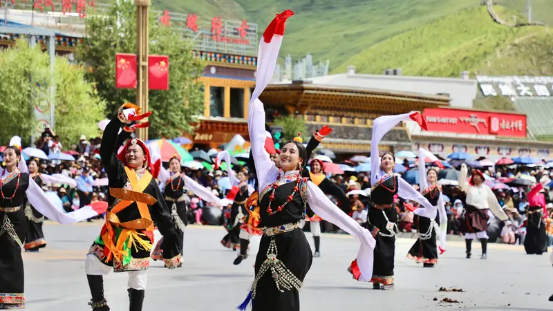 2026三江源生态文化旅游节非遗巡游今日开启 两千江源儿女踏歌巡游玉树城