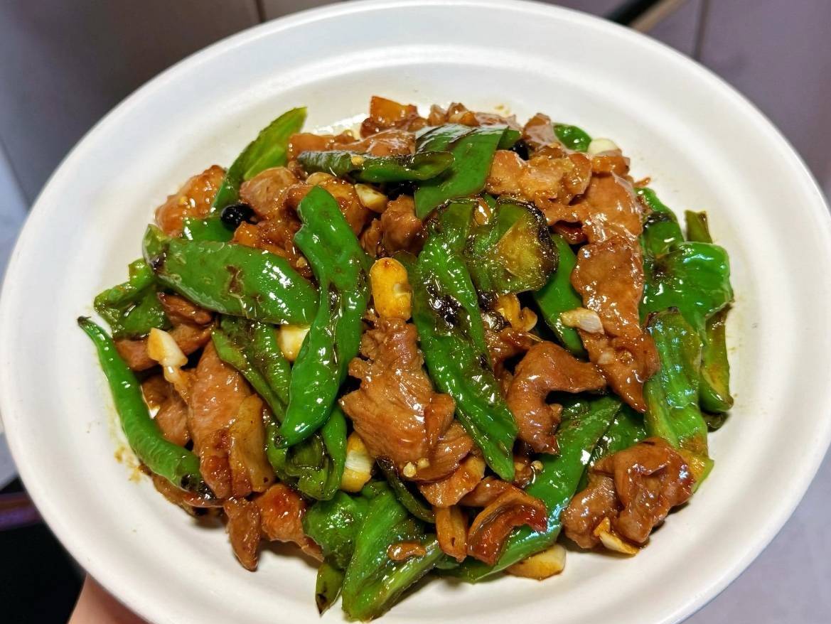 挑战全网最下饭的辣椒炒肉！出锅那一刻，连盘子都想舔干净！