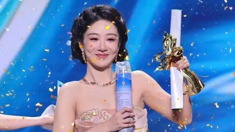 杨紫穿高定拿白玉兰视后！裤装孙俪飒爽回宫，杨幂化身翡翠瓷瓶