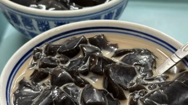 梧州龟苓膏,原味入口微苦搭配蜜水缓和厚重口感