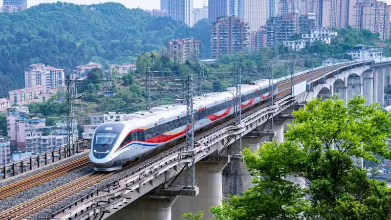 贵州增开“锦绣山河·多彩贵州号”紫色旅游专列,助力暑期避暑观光热潮