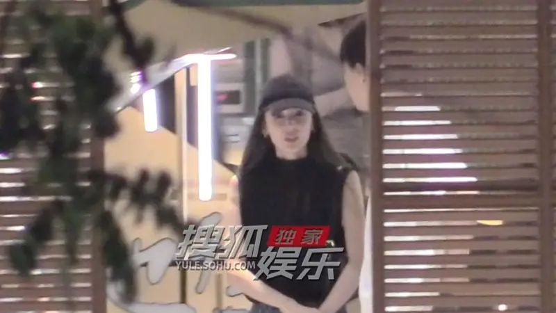 古力娜扎与于正等好友合体火锅局 尽兴畅谈尽显松弛好状态
