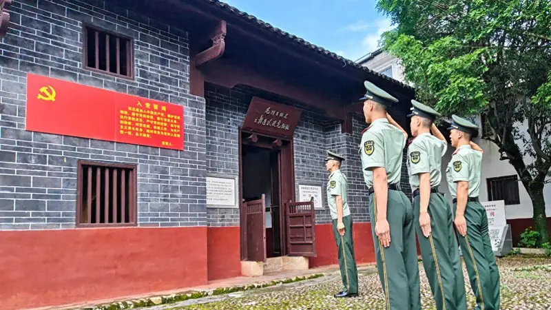 在叶家祠举起右拳