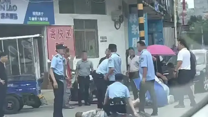 因不满征地补偿款收益分配，广东揭阳一男子当众持刀杀害村支书，二审维持死刑判决