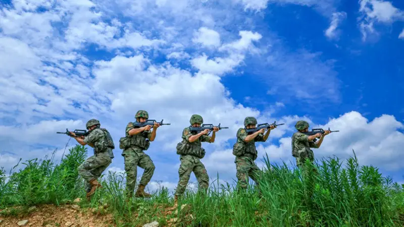 盛夏日,共赴火热练兵场