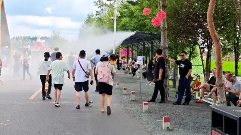 闫家岗稻田艺术农场夏季清凉游全面升级:喷雾系统、精酿啤酒、机甲巡游等新体验登场