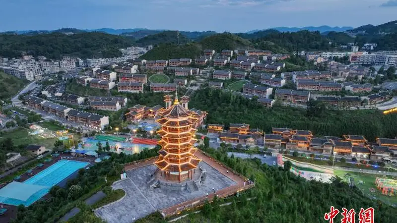 贵州晴隆阿妹戚托小镇展现浓郁民族风情与文旅活力