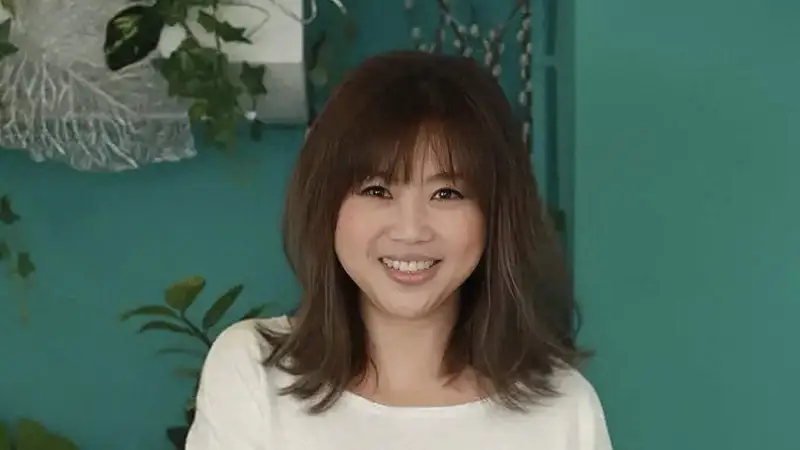 梅小惠素颜亮相引热议，60岁未婚状态成焦点，曾为分手情伤淡出荧幕
