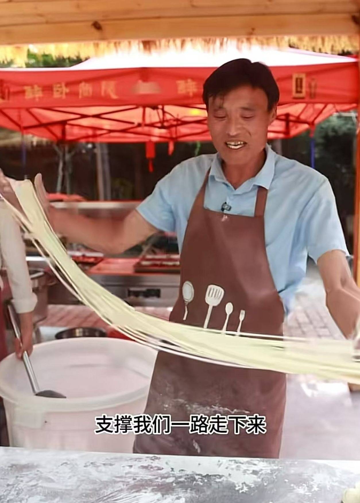 “拉面哥”景区开新店，素面依旧3元一碗，回应：一天卖五六百碗，不能因为出名涨价