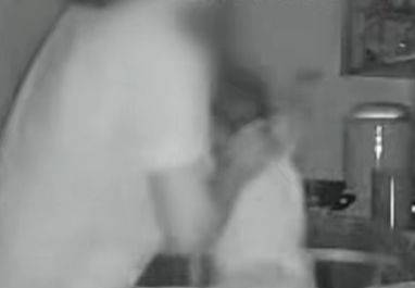 出生仅10天婴儿遭月嫂掐脖拎起，粗暴托颈、摇晃，多部门介入调查