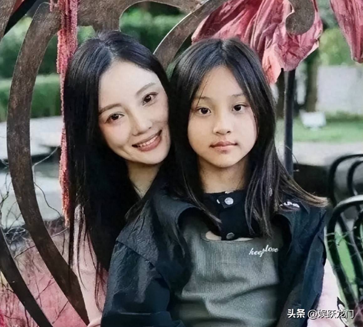 13岁甜馨独自赴海外夏校，李小璐视频曝光，镜头里的女儿长大了