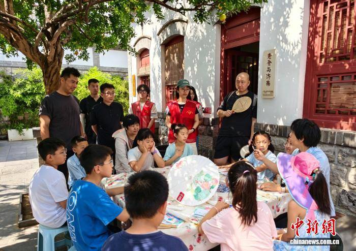 （文化中国行）“跟着作家去旅行” 中国暑期游渐兴多元文化路径