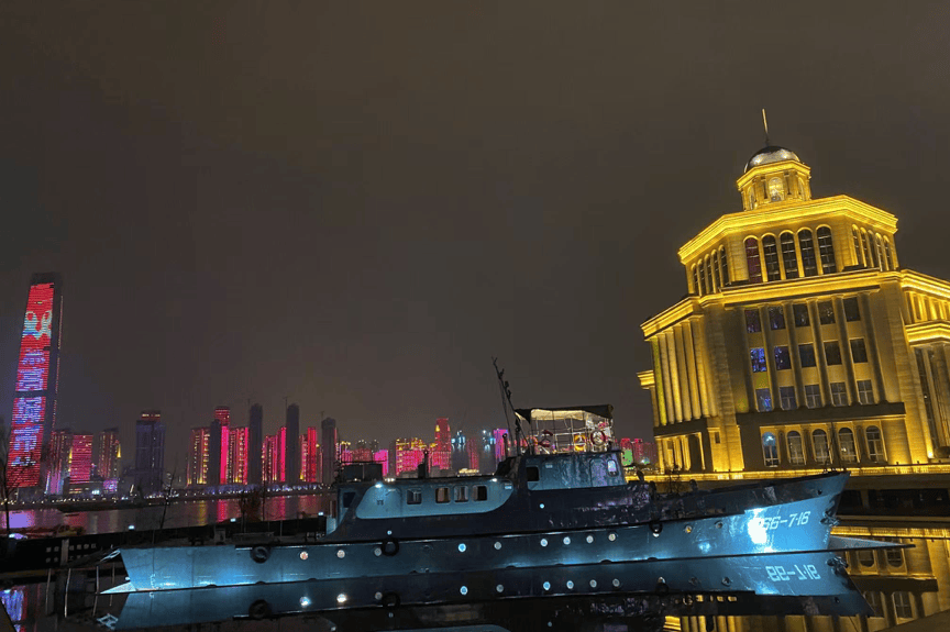 武汉江滩边的博物馆开启夜游模式，首个周末每天两三百人，360度观景平台最受欢迎