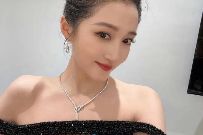 关晓彤白玉兰奖美图太惊艳！她曼妙身材太性感撩人