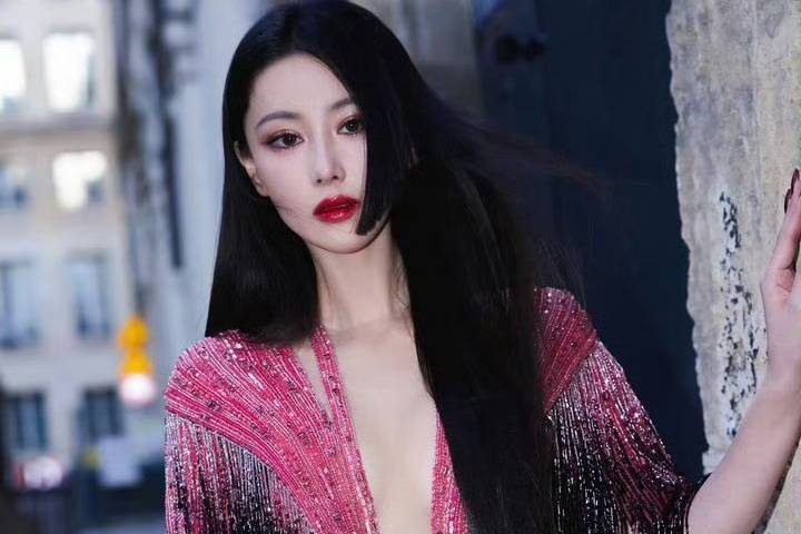 39岁张馨予晒出巴黎时装周惊艳美照，身形依然饱满充满成熟气质
