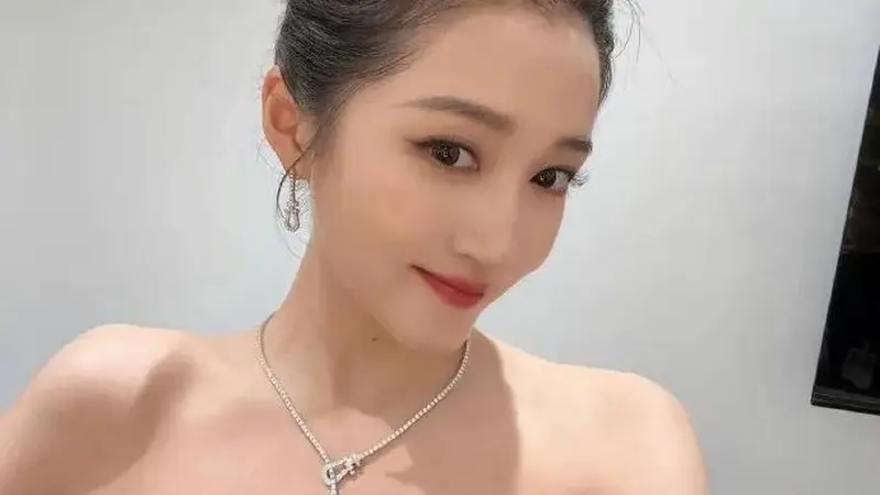 关晓彤白玉兰奖美图太惊艳！她曼妙身材太性感撩人