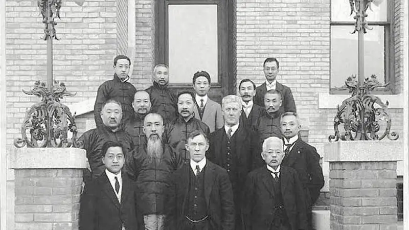 民国初年莫里逊与京城大佬的合影，袁称帝后为什么把“王府井大街”改为“莫里逊大街”？