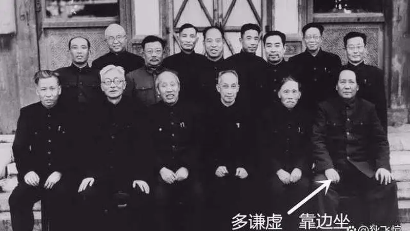 伟人罕见合影：毛泽东、刘少奇只能靠边坐，周恩来只好站后排