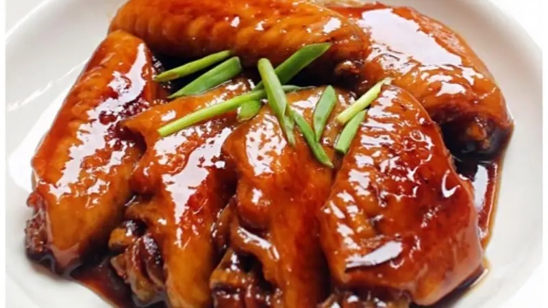慢焖可乐鸡翅熬出温润回甘 这份烟火里的人生智慧太治愈