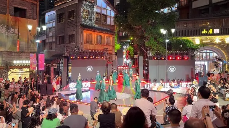 渝中:艺术赋能区域发展 2026重庆国潮时装周启幕
