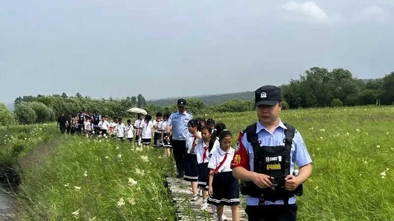 护航四季平安游：景区有多远，警务就有多远