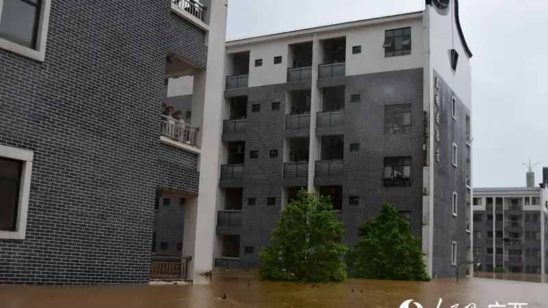 现场直击丨贵港教育园区约1．2万师生受困 救援工作正有序进行