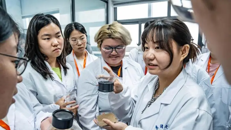 浙江杭州:青年学子走进良渚遗址与保护现场