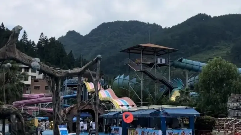 游客称在贵阳一景区玩彩虹滑梯时“人毯分离”受伤，景区：游客或因紧张未抓稳，医疗费用已赔付