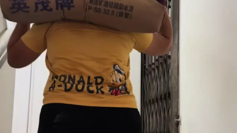 “女儿高考后陪伴母亲扛砖赚学费，当事人回应：没有团队，女儿已干半个月”