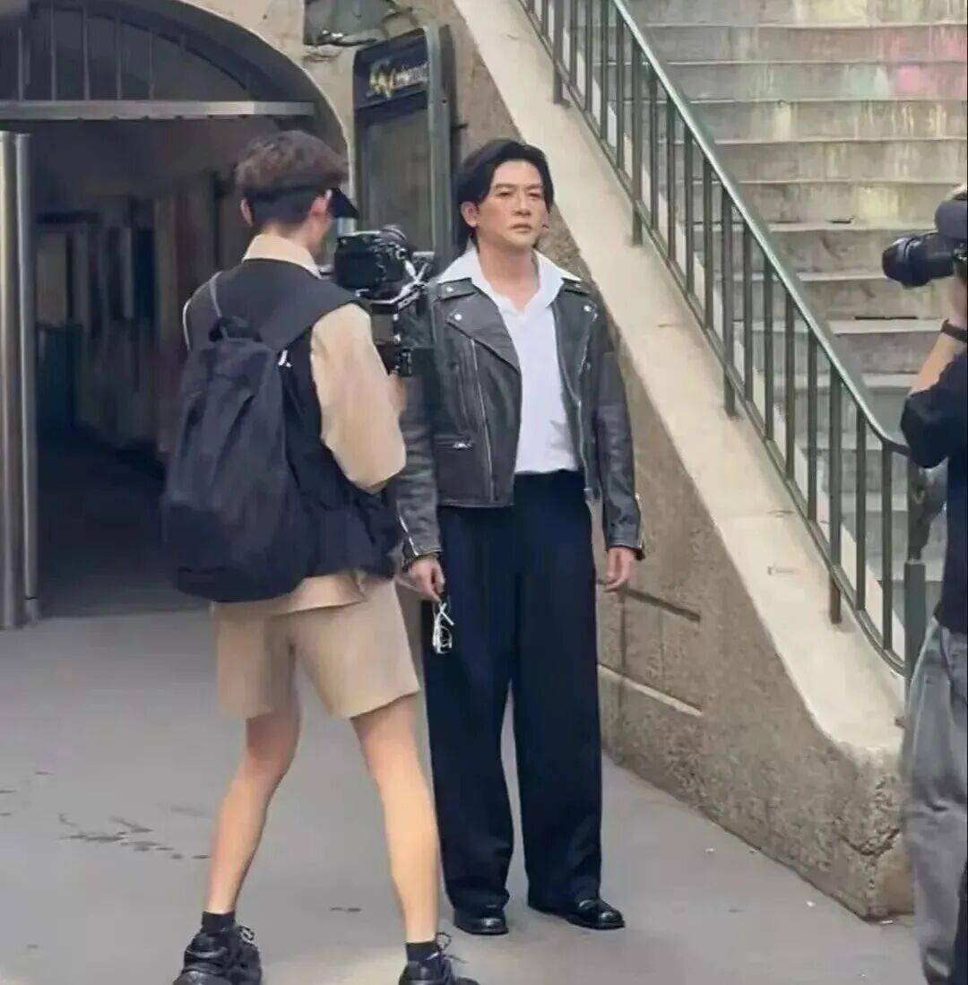 苏有朋现身巴黎，这直接堪称"换脸"啊，走在街上都不敢认了！
