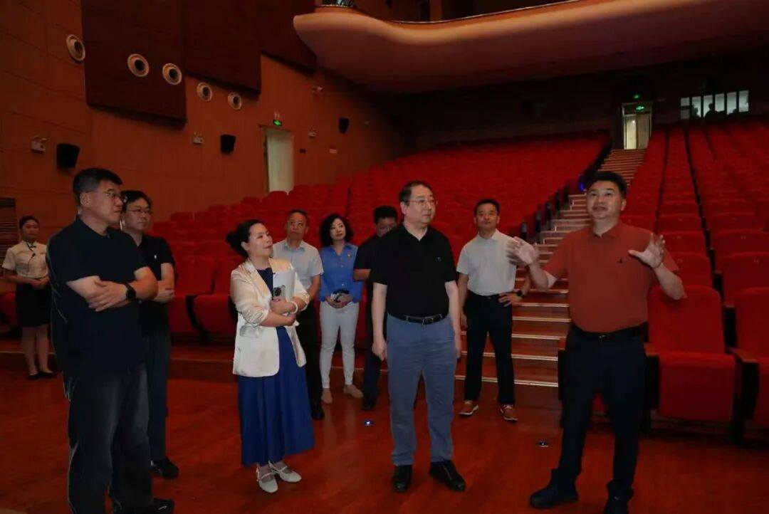市文化旅游委党委委员、副主任罗晓春调研市群众艺术馆