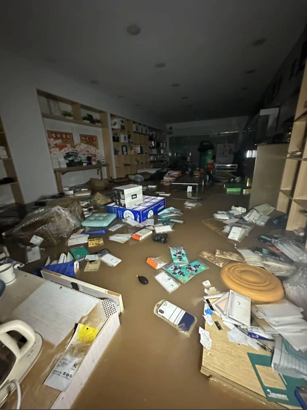 广西多地遭强降雨：水淹过一楼，车被卷到江中