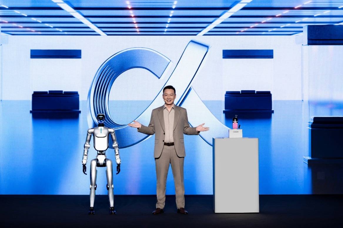 聚焦MWC 荣耀CEO李健：手机不应是“无聊黑色方块”，要赋予它大脑手脚