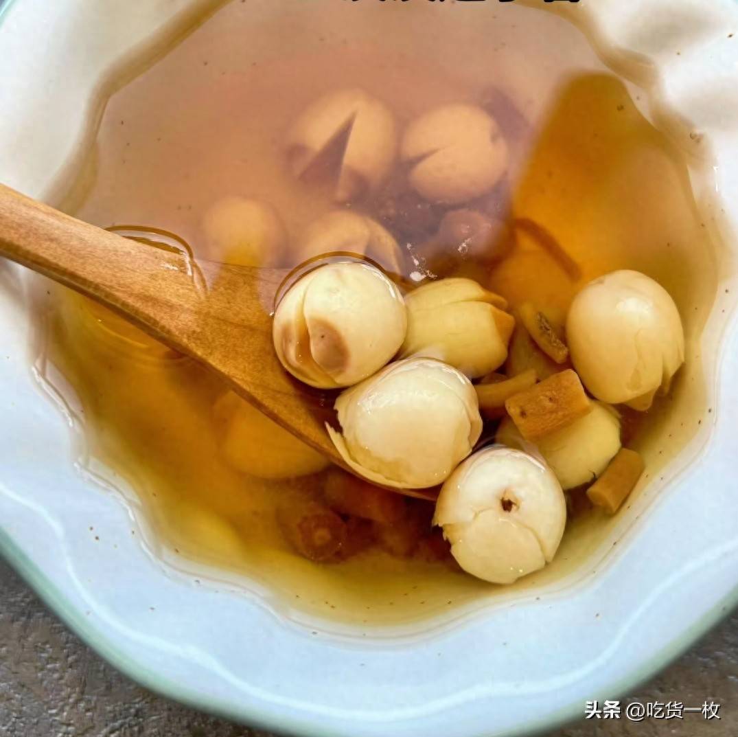 养生界的扛把子！莲子这样搭配，清肺又润喉，浑身舒服