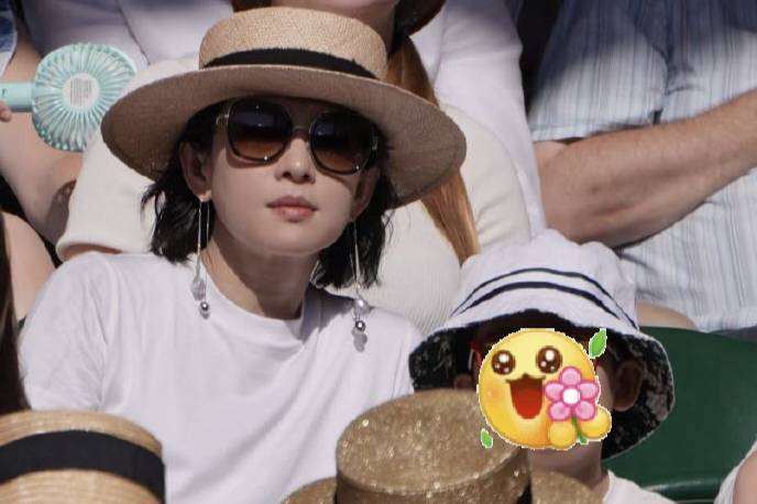 章子怡携儿女观赛温网 周杰伦昆凌费德勒三人合照