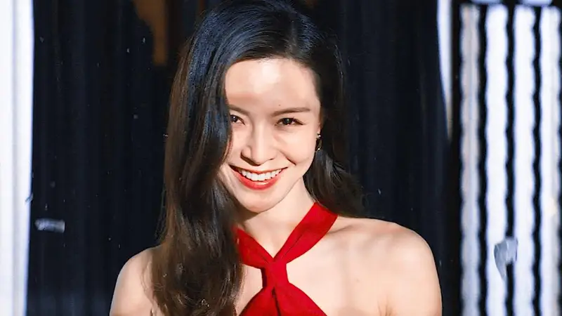 “妻子在试衣间失踪，多年后丈夫在畸形秀上认出了她，此时妻子已经被做成了人彘，真实事件改编”#消失的她看得太爽了 #电影消失的她 #消失的她好适合结伴