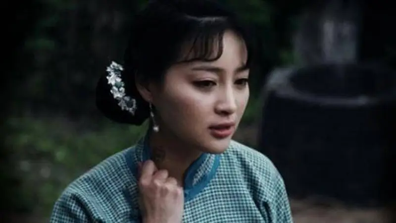 原创不听母亲劝阻，她27岁嫁45岁老头，成婚115天，狼狈离婚