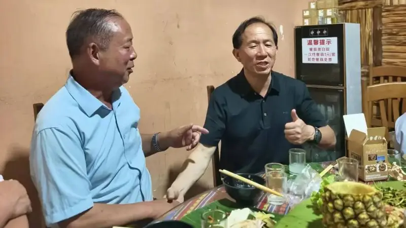 芒市夜食：一席景颇手抓饭，吃尽滇西边城烟火