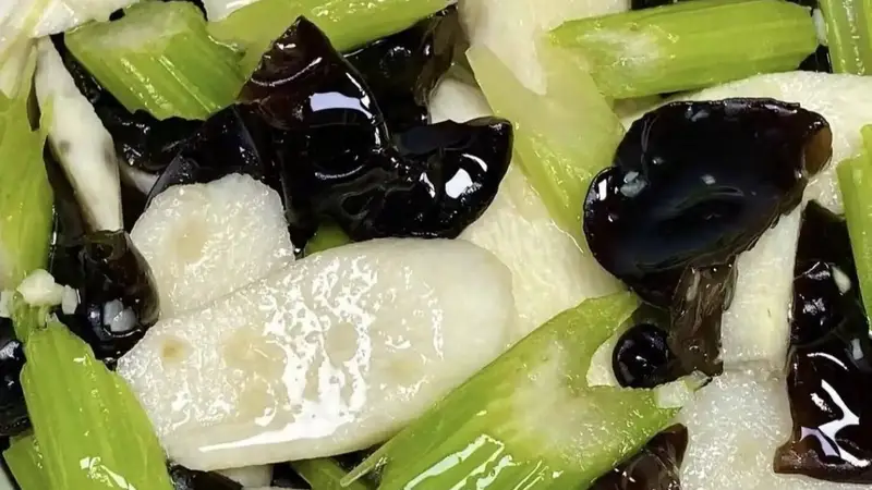 7月，若条件允许，建议：多吃8种碱性菜，清热解暑，伏天更有精力