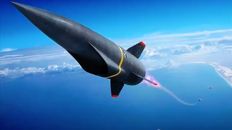 央视首次公开！中国东风-17导弹野外实射，航母变活靶？专家：更狠的还在后头！