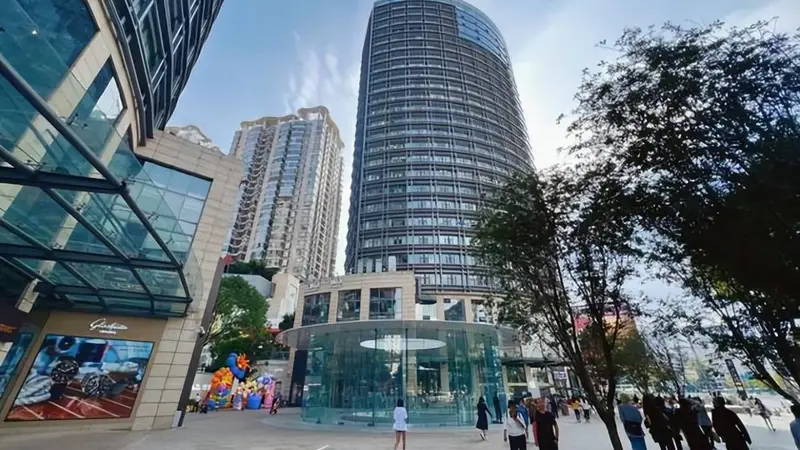 云南昆明营业额最高的商场，地理位置优越，还有苹果直营专卖店